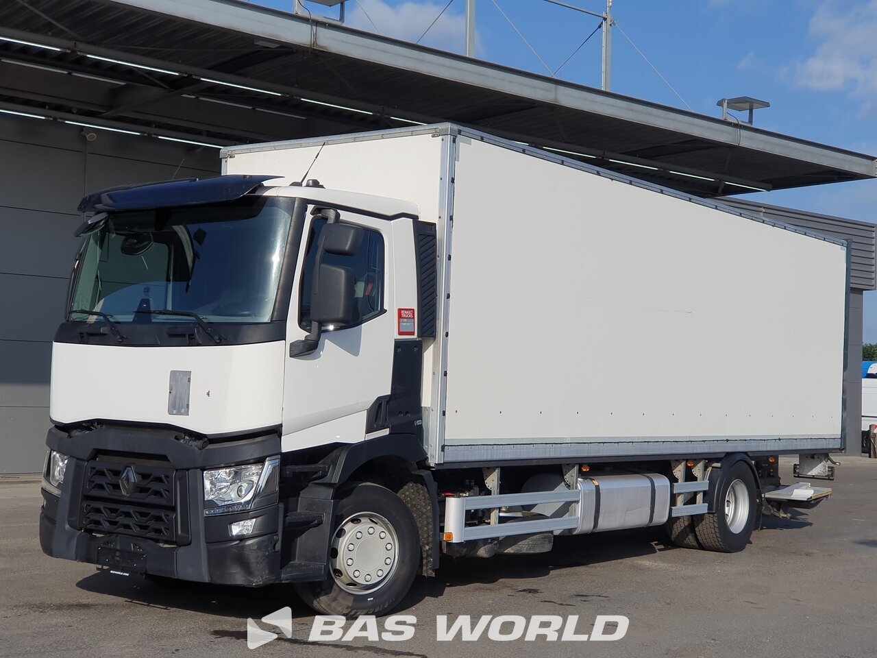 Camión rígido Renault Trucks T80 furgón con plataforma elevadora vertical